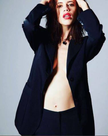 কাল্কি মজার ছলে লিখেছেন, এই স্যুটটি তাঁর মায়ের। তিনি বহুদিন আগে স্যুটটি তৈরি করিয়েছিলেন। তবে কাল্কি যেভাবে পরছেন, সেভাবে নিশ্চয়ই তাঁর মা পরেননি