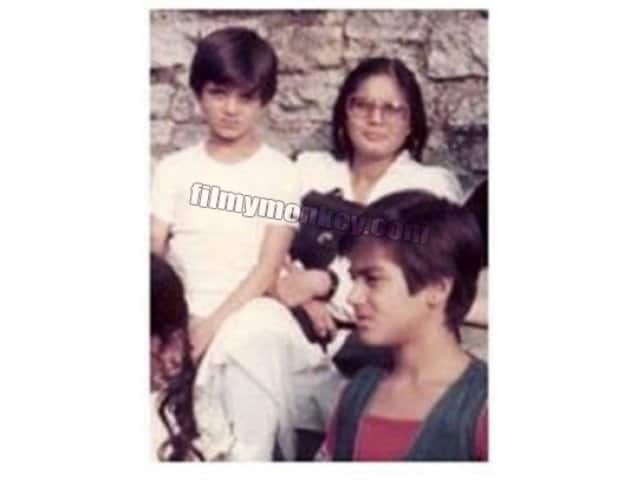 কিছুদিন ধরেই পুরনো অ্যালবামের ছবি পোস্ট করছেন আরবাজ। ছবিতে তাঁকে ও সোহেল খানকে চেনা যাচ্ছে। কিন্তু বদলে গিয়েছে সলমনের চেহারা।
