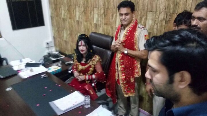 Radhe Maa Gets Vip Treatment At Delhi Police Station Sho Offers Seat দিল্লিতে থানায় ভিআইপি আদর পেলেন রাধে মা, পুলিশ অফিসার চেয়ার ছেড়ে দাঁড়ালেন