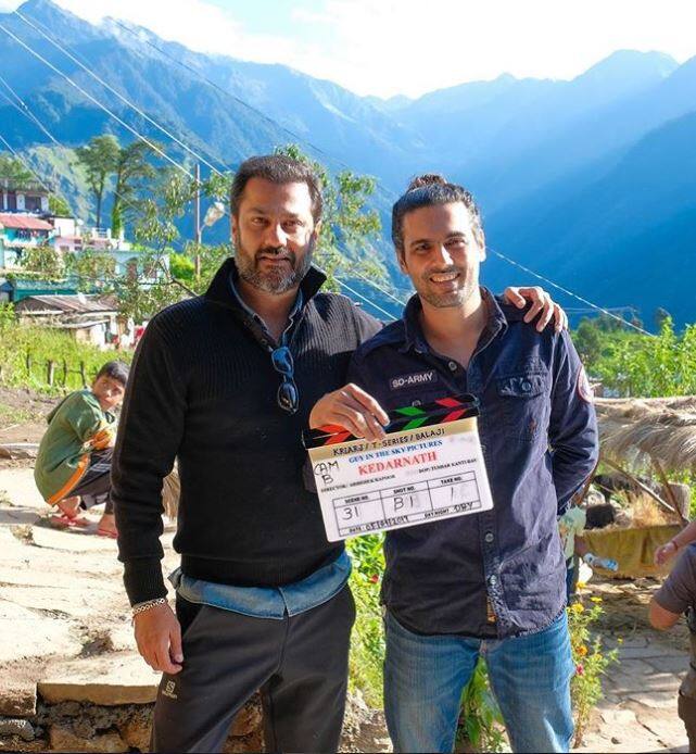 ৪ বছর আগে প্রবল প্রাকৃতিক দুর্যোগে তছনছ হয়ে যায় দেবভূমি উত্তরাখণ্ড। সেই ঘটনার ওপর তৈরি হচ্ছে কেদারনাথ। শোনা যাচ্ছে, ছবিতে সুশান্ত রয়েছেন এক কুলির ভূমিকায় যিনি তীর্থযাত্রীদের নিজের কাঁধে বসিয়ে তীর্থস্থানে নিয়ে যাওয়ার কাজ করেন।