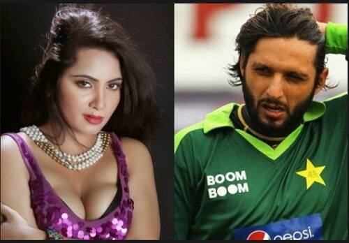 ২০১৫ সালে পাকিস্তানের প্রাক্তন ক্রিকেটার শাহিদ আফ্রিদির সঙ্গে মডেল আর্শি খানের সম্পর্কের কথা শোনা গিয়েছিল। এবার বিগ বস ১১-র প্রতিযোগী আর্শি। তিনি বিগ বসের অ্যাপ ভুত-এ আফ্রিদি সম্পর্কে নয়া মন্তব্য করে বিতর্ক উস্কে দিয়েছেন