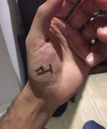  উপোস করে, হাতে স্ত্রীর নামের আদ্যক্ষরের মেহেন্দি করে ব্যতিক্রমী করওয়া চওথ পালন করলেন আয়ুষ্মান খুরানা