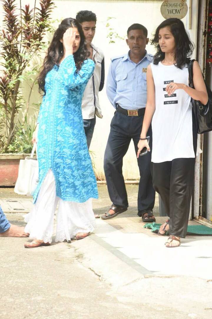 সাধারণত জিম আউটফিট বা ক্যাজুয়াল পোশাকে দেখা যায় জাহ্নবীকে। তবে এবার তাঁকে দেশী পোশাকে দেখা গিয়েছে