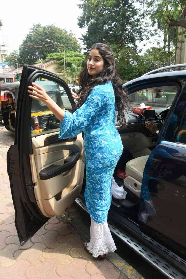 শাহিদ কপূরের ভাই ঈশানের সঙ্গে জাহ্নবী ডেটে যাচ্ছেন বলেও শোনা গিয়েছে