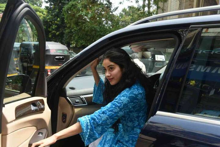 হলিউডে প্রিয়ঙ্কা চোপড়ার প্রথম ছবি বেওয়াচ দেখতেও ঈশানের সঙ্গে গিয়েছিলেন জাহ্নবী