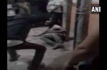 ভিডিও: দিল্লিতে নাইজেরিয়কে ল্যাম্পপোস্টে বেঁধে মারধর