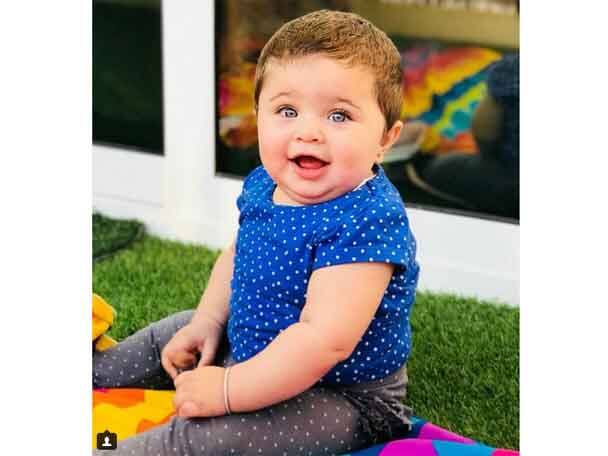 ইনায়ারও চোখের মণির রঙও নীল, এবং দেখতেও অনেকটা তৈমুরের মতো। ছবি সৌজন্যে ইন্সটাগ্রাম