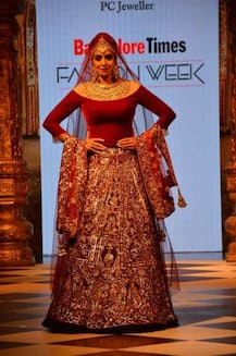 ফ্যাশন শোয়ের র‍্যাম্পে ছিলেন শ্রুতি হাসান, সাইনা নেহওয়াল, কিন্তু নজর কাড়লেন ৫৪-র এই বলি ডিভা