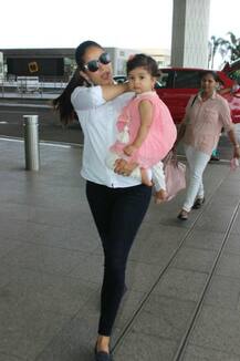 মায়ের কোলে চেপে ছোট্ট মিশা চলল অমৃতসর, ফ্রেমবন্দি পুতুলের মতো দেখতে শাহিদ-কন্যা