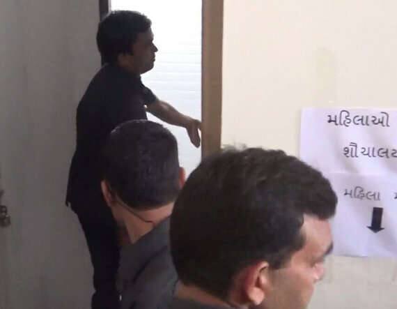 গত আগস্টে রাহুল বেঙ্গালুরুর ইন্দিরা ক্যান্টিনের আনুষ্ঠানিক সূচনা অনুষ্ঠানে আচমকা আম্মা ক্যান্টিন বলে বসেন!