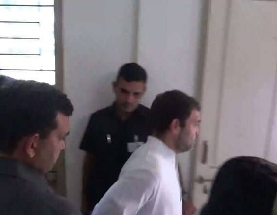 ছোটা উদয়পুরে তিনি এসেছিলেন কমবয়সি ছেলেমেয়েদের সঙ্গে সমবাদ কর্মসূচিতে যোগ দিতে। টাউন হলে সেই অনুষ্ঠান শেষে বাইরে বেরিয়ে আসার পথে তিনি না দেখেই ঢুকে পড়েন মহিলাদের রেস্টরুমে। যদিও ওখানে পুরুষ, মহিলাদের শৌচাগার আলাদা চিহ্ন বা ছবি দিয়ে দেখানো ছিল না বলে খবর। ফলে রাহুল প্রথমে বুঝতে পারেননি ওটা মহিলা শৌচাগার। তবে ভুল বোঝা মাত্রই বেরিয়ে আসেন। তবে গোটা ঘটনার ছবি ভাইরাল হয়ে যায়।