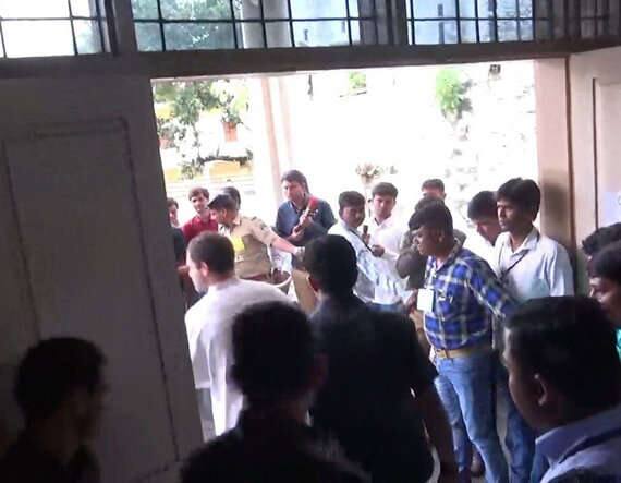 ২০১৩-য় কংগ্রেস সহ সভাপতি হওয়ার পর এক ভাষণে রাহুল কীভাবে তাঁর মা সনিয়া গাঁধী তাঁকে রাত একটায় ঘুম থেকে জাগিয়ে দেন, সে প্রসঙ্গে বলেন, আজ সকালে আমি রাতে জেগে উঠলাম।