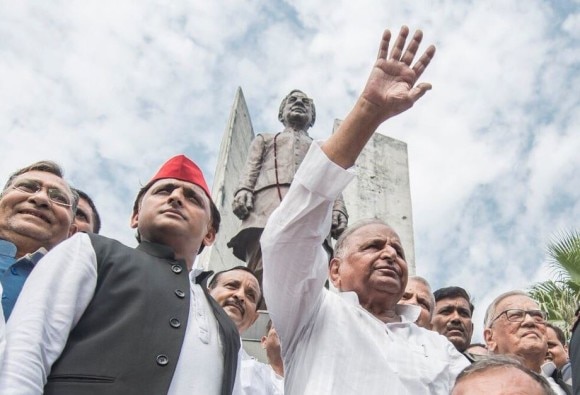 Akhilesh Mulayam Share Public Space After Several Months সম্পর্কের উন্নতির ইঙ্গিত, দীর্ঘদিন পর প্রকাশ্যে একসঙ্গে অখিলেশ, মুলায়ম