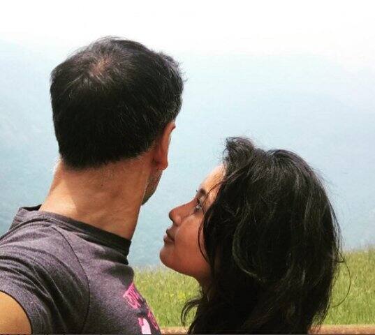 অঙ্কিতা গুয়াহাটির মেয়ে। অসমিয়া ছাড়াও জানেন বাংলা, হিন্দি, ইংরেজি ও ফরাসি। এয়ার এশিয়ায় কাজ করেন তিনি।