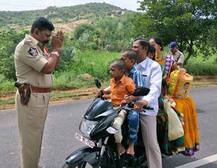 হাতজোড় করে পথচারীকে ট্রাফিক নিয়ম মানতে অনুরোধ করছেন পুলিশকর্মী, ইন্টারনেটে ছবি ভাইরাল