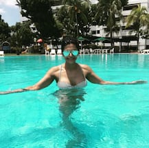 দেখুন সুইমিং পুলে মন্দিরাকে