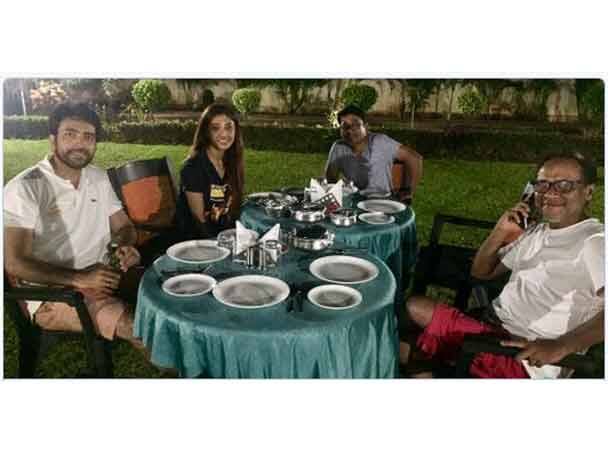 শ্যুটে ডায়েটিং ভুলে জোরকদমে চলছে খাওয়াদাওয়া, সমস্ত ছবি সৌজন্যে পাওলি ও আবিরের টুইটার অ্যাকাউন্ট