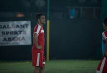 দেখুন: সেলিব্রিটি ক্লাসিকো ম্যাচের শেষে ধোনির জন্য জলের বোতল নিয়ে এল কে