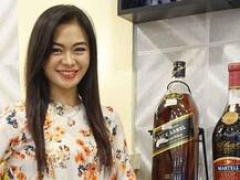 এই মহিলার বয়স অনুমান করা খুব কঠিন, ছেলেকে তাঁর বন্ধু ভেবে বসেন কেউ কেউ!