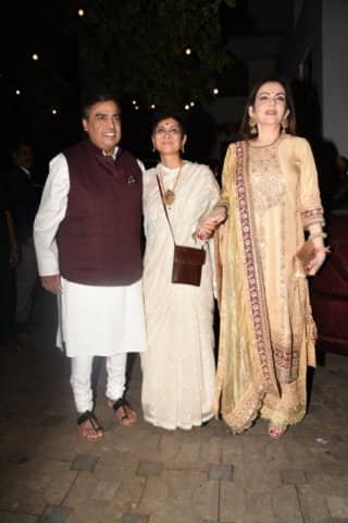 পার্টিতে মুকেশ অম্বানি-নীতা অম্বানি