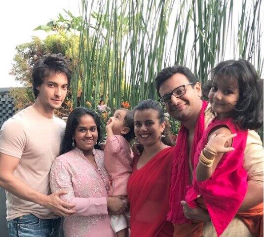 সপরিবারে অর্পিতা। 