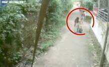 দেখুন ভিডিও: ভরদুপুরে রাস্তায় মহিলার শ্লীলতাহানির চেষ্টা