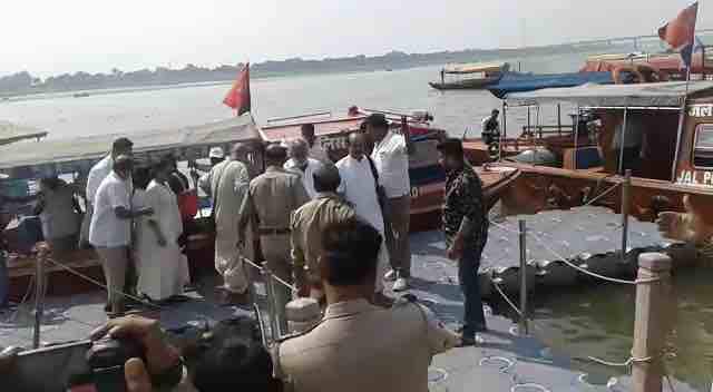 বোট ক্লাব ঘাট থেকে সঙ্গম পর্যন্ত কড়া নিরাপত্তার বন্দোবস্ত করা হয়েছিল। পুরো বিষয়টিই গোপন রাখা হয়েছিল। এলাহাবাদের সঙ্গমে অস্থি বিসর্জনের পর তাঁরা অন্য স্থানে অস্থি বিসর্জনের জন্য রওনা দেন। 