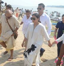 এলাহাবাদের সঙ্গমে প্রয়াত পিতার অস্থি বিসর্জন রানির