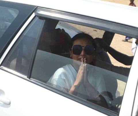 কয়েকজন পুলিশ কর্মী ভিডিওতে রেকর্ডিং করছিলেন। কিন্তু তাঁরা সেই রেকর্ডিং ডিলিট করে দেন। 