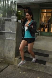 ক্যাফে থেকে হটপ্যান্ট পরে বেরোচ্ছেন সারা, তাঁর সুন্দর পায়ের প্রেমে নেটিজেনরা