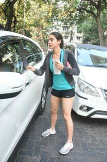 ক্যাফে থেকে হটপ্যান্ট পরে বেরোচ্ছেন সারা, তাঁর সুন্দর পায়ের প্রেমে নেটিজেনরা