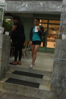 ক্যাফে থেকে হটপ্যান্ট পরে বেরোচ্ছেন সারা, তাঁর সুন্দর পায়ের প্রেমে নেটিজেনরা