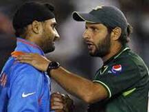 দেখুন: শ্রমিক শিবিরে মধ্যাহ্নভোজে হরভজন ও আফ্রিদি