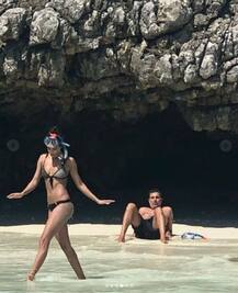 দেখুন! স্বামী-পুত্র নিয়ে সমুদ্রে লিসা হেডনের জলকেলি