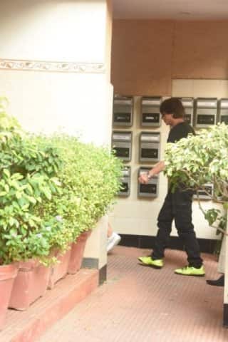 শাহরুখ পরেছিলেন একটি কালো টি, সঙ্গে ছিল কার্গো প্যান্ট এবং নিওন রঙের স্নিকারস