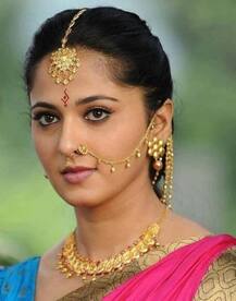 শাড়িতে মোহময়ী \'বাহুবলী\'-র \'দেবসেনা\'