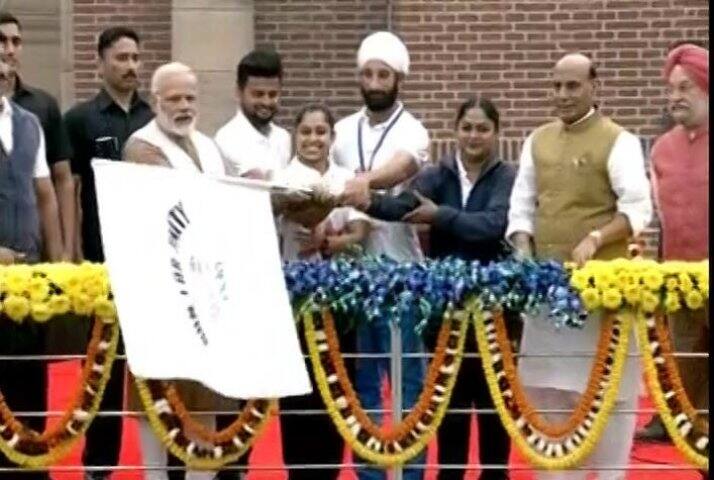 PM flags off ‘Run for Unity’ to commemorate Sardar Patel anniv সর্দার প্যাটেলের জন্মবার্ষিকী, একতার লক্ষ্যে দৌড়ের সূচনা প্রধানমন্ত্রীর