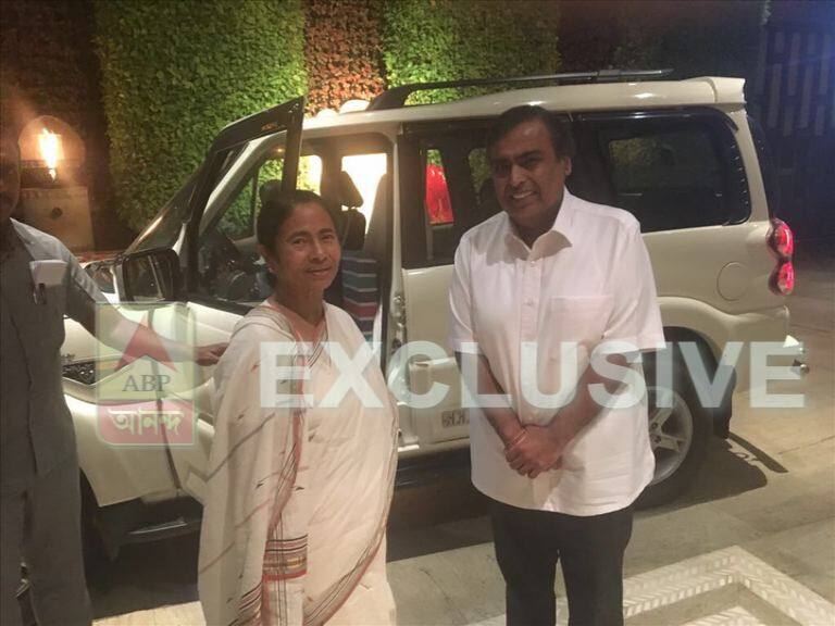 CM Mamata meets Mukesh Ambani in Mumbai রাজ্যে লগ্নি টানতে মুম্বইয়ে মুখ্যমন্ত্রী, বাড়িতে গিয়ে দেখা করলেন মুকেশ অম্বানির সঙ্গে