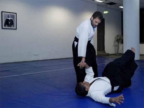 অলিম্পিকে মেডেল জয়ী বিজেন্দ্র সিংহ ওই বিজনেস ইভেন্টে বলেন, নেতাদের খুব কমই খেলায় যোগ দিতে বা প্রচার করতে দেখা যায়। এর জবাবে রাহুল বলেছিলেন, আমি আইকিডোতে ব্ল্যাক বেল্ট..কিন্তু আমি প্রকাশ্যে এসব বলি না। আমি প্রতিদিন ঘন্টাখানের খেলাধূলো করি। তবে স্বীকার করছি, গত তিন-মাস খুব একটা খেলার সুযোগ পাইনি। 