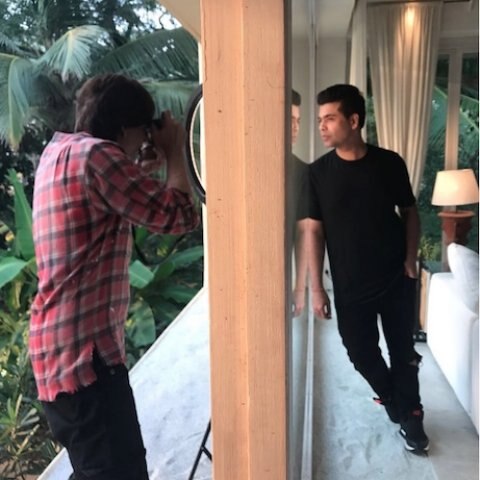শাহরুখ তুলছেন কর্ণ জোহরের ছবি। 