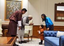 পরিবার নিয়ে দেখা করতে এলেন ভুটানের রাজা, রাজপুত্রর সঙ্গে খেলায় মাতলেন প্রধানমন্ত্রী মোদী