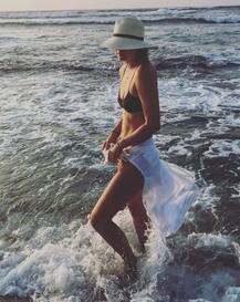 সমুদ্রতীরে মারিয়া শারাপোভা