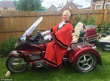 প্রাক্তন মেয়র এবং ৬২ বছরের টরি কাউন্সিলর নিজের কুড়ি বছরের বিবাহিতা স্ত্রীকে ছাড়লেন ১৯-এর এই সুন্দরীর জন্যে