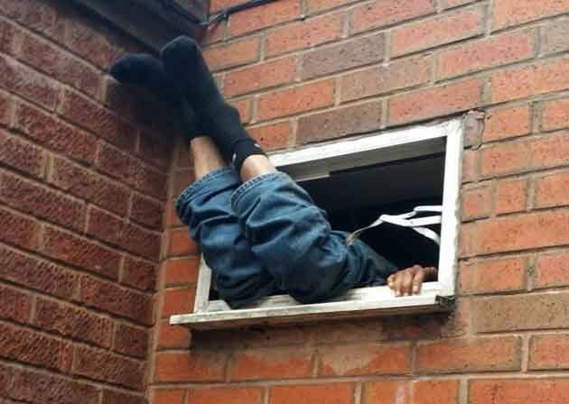 Hapless ‘burglar’ mocked by police after getting stuck in shop’s extractor unit চুরি করতে গিয়ে এমন ফ্যাসাদে ! সোশ্যাল মিডিয়ায় ছবি ঘিরে হাসিঠাট্টা