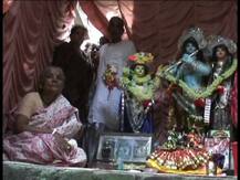 ২৫ বছর জলস্পর্শ করেননি, গোপাল তাঁর হাত থেকেই ভোগ খান! বুজরুকি ফাঁস স্বঘোষিত সন্ন্যাসিনীর