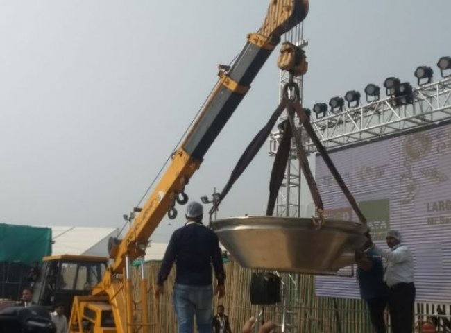 এবিপি নিউজকে দেওয়া সাক্ষাতকারে সঞ্জীব কপূর এটা খোলসা করতে চাননি ঠিক কত পরিমাণ খিচুড়ি তৈরি হয়েছে। পরে জানা যায় এদিন ৮১৯ কেজির খিচুড়ি এদিন তৈরি হয়েছে।