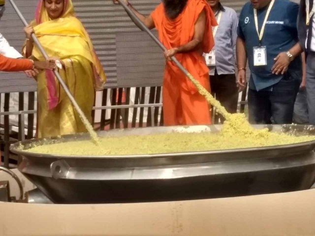 এত বিপুল পরিমাণ খিচুড়ি তৈরি করার প্রস্তুতি আগের রাত থেকেই শুরু হয়ে গিয়েছিল। শনিবার দুপুরে তা প্রকাশ করা হয়। খিচুড়ি তৈরির গোটা সময় উপস্থিত ছিলেন গিনেস বুকের প্রতিনিধিরা।