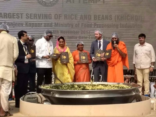 খিচুড়ি তৈরি করার জন্য বিশালকায় কড়া (যার ব্যাস প্রায় ৭ ফুট) আনা হয়েছিল। রন্ধনের জন্য জ্বালানি হিসেবে বাষ্পচালিত উনুনের ব্যবহার করা হয়। ওই উনুনের ওজনই ৩৪৩ কেজি। কারণ, ইন্ডিয়া গেটের কাছে যেখানে এই কর্মকাণ্ডের আয়োজন করা হয়েছিল, সেখানে আগুন জ্বালানোর কোনও অনুমতি নেই। খিচুড়িতে চাল ও ডালের পাশাপাশি, দেশের বিভিন্ন প্রান্তের মশালা ব্যবহার করা হয়। ছিলেন ৫০ পাচক।