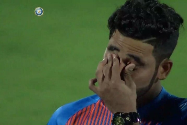 India vs New Zealand, 2nd T20I: Mohammed Siraj, On Debut, In Tears After National Anthem অভিষেক ম্যাচে জাতীয় সঙ্গীতের পর আবেগে চোখে জল সিরাজের
