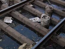 হাওড়া স্টেশনে প্ল্যাটফর্মের জমা জলে মশার লার্ভা, নিত্যযাত্রীদের মধ্যে ডেঙ্গি আতঙ্ক